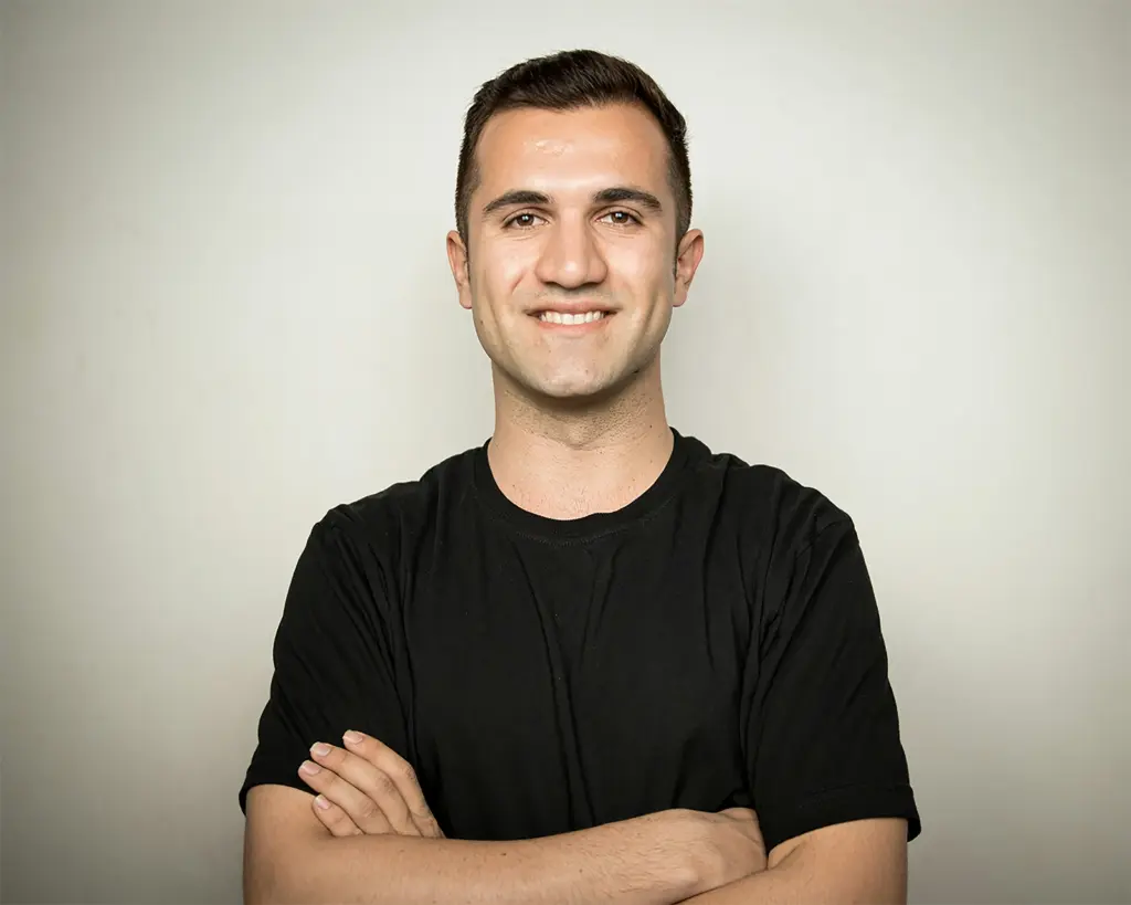 Mann mit verschränkten Armen - Symbolbild für Life Coaching