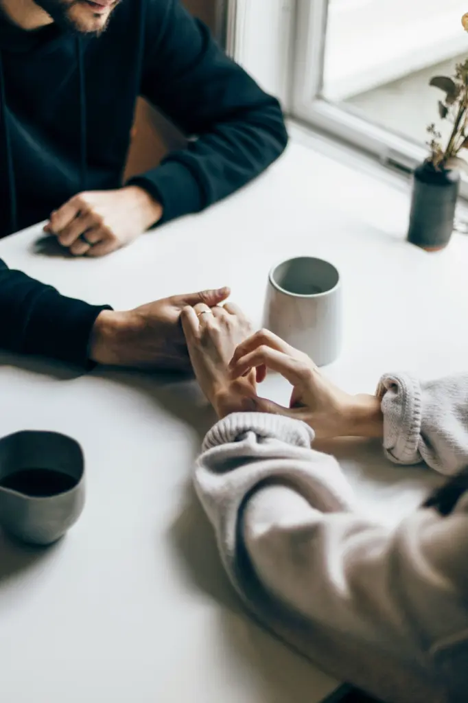 Ehepaar hält sich an der Hand - als Symbolbild für das Mental Load Coaching