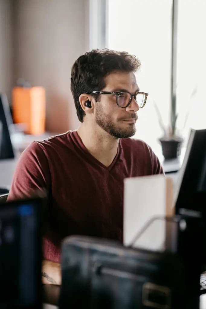 Mann sitzt konzentriert an seinem Arbeitsplatz - Symbolbild für das Karrierecoaching